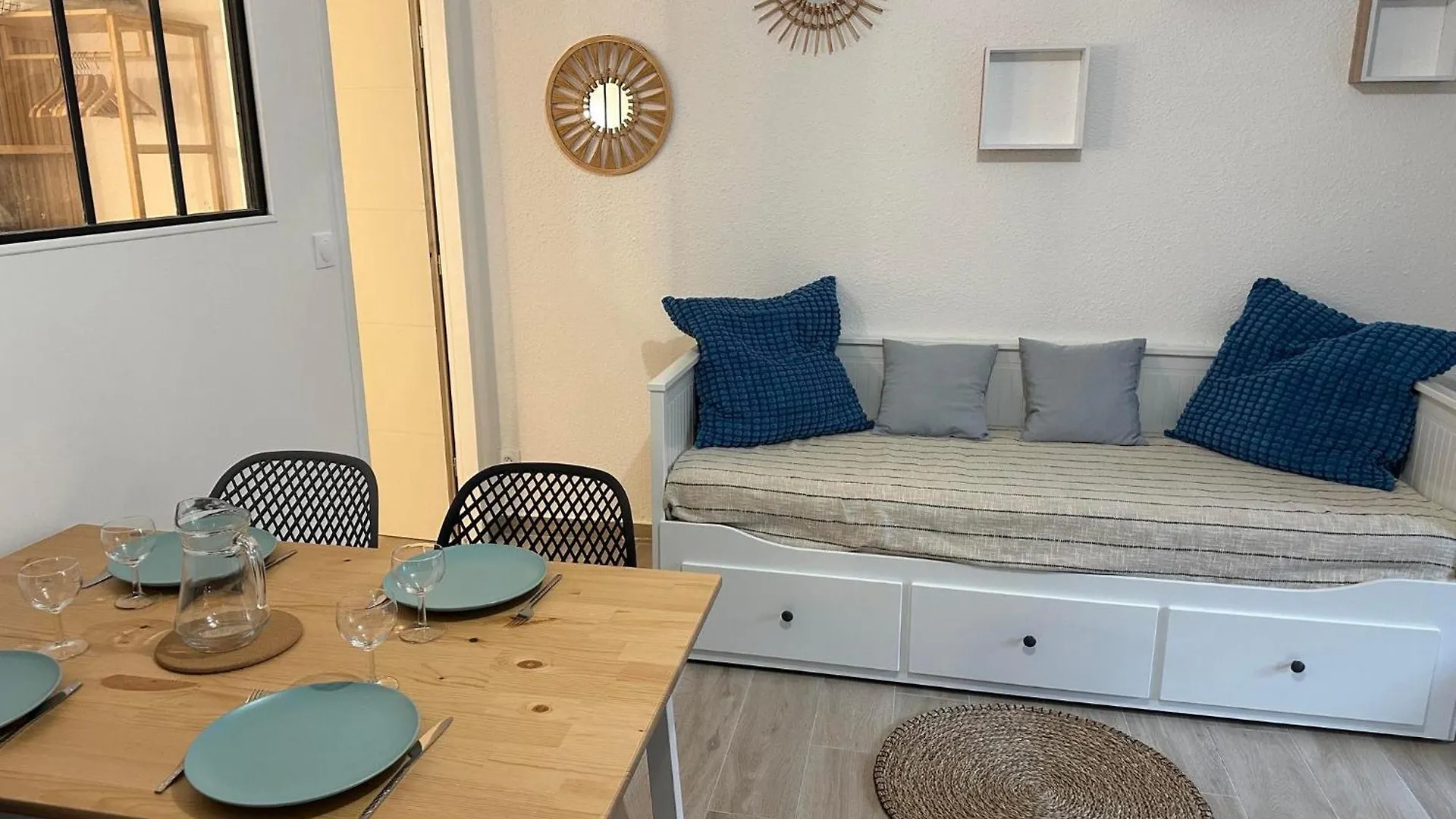 Appartement Climatise Avec Chambre Et Parking Privatif Locations Vld Camargue Saintes-Maries-de-la-Mer 0*,  France