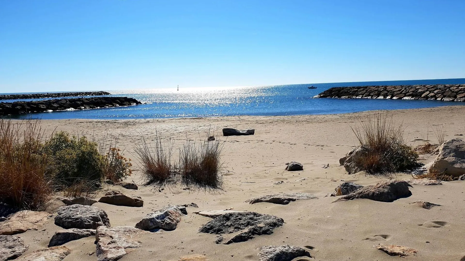 Appartement Climatise Avec Chambre Et Parking Privatif Locations Vld Camargue Saintes-Maries-de-la-Mer