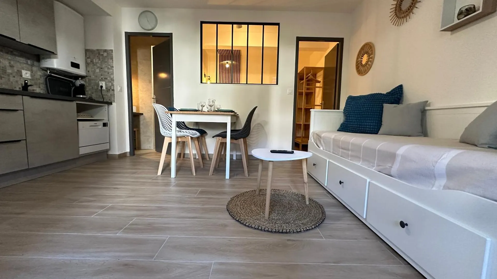 Appartement Climatise Avec Chambre Et Parking Privatif Locations Vld Camargue Saintes-Maries-de-la-Mer Apartment