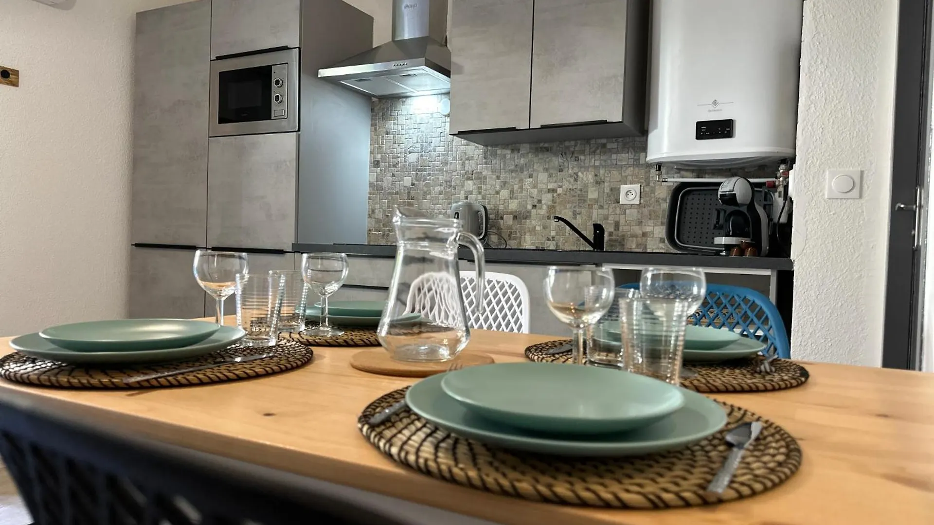 Appartement Climatise Avec Chambre Et Parking Privatif Locations Vld Camargue Saintes-Maries-de-la-Mer 0*,  France