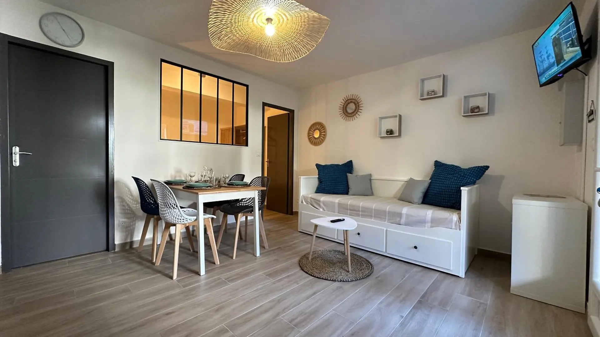 Appartement Climatise Avec Chambre Et Parking Privatif Locations Vld Camargue contacts